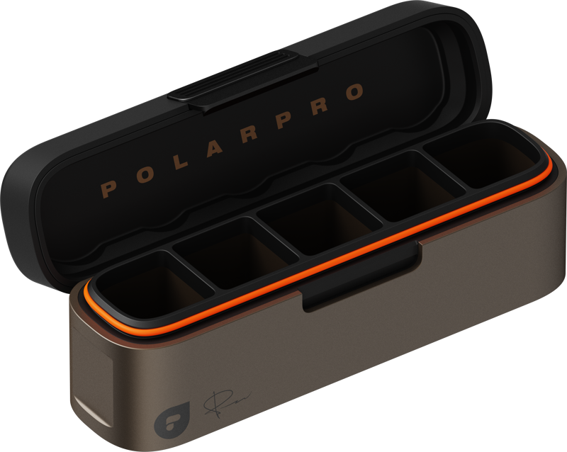 PolarPro Film Case Mckinnon 135 Film series (5 Roll) on suorakulmainen saranoidulla kannella varustettu mustan ja ruskean värinen, oranssilla korostuksella varustettu kotelo, jossa on POLARPRO-logo sisällä ja lokerot jopa viiden filmirullan järjestämiseen.
