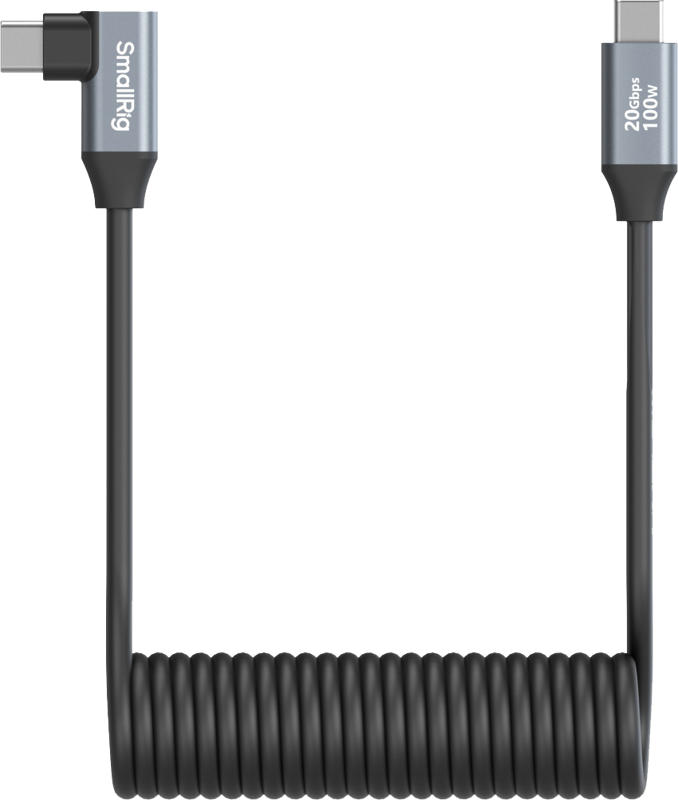 SmallRig 4792 USB-C Straight to USB-C Angled Coiled Data Cable -kaapelissa on musta muotoilu, jossa on 20 Gbps:n tiedonsiirto ja 100 W:n virransyöttö ja jossa on merkintä "SmallRig" toisessa liittimessä nopeaa suorituskykyä varten.