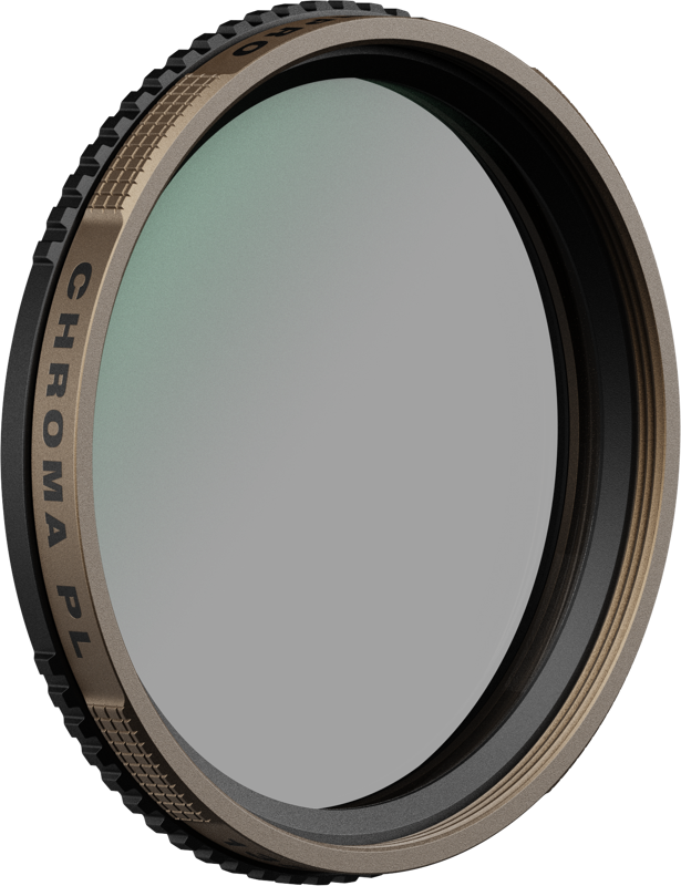 PolarPro 135 -sarjan Chroma CPL -suodatin 49mm -pyöröpolarisaatiosuodin lähikuvassa näkyy sen pyöreä muotoilu, jossa on metallinen, nystyröity reunakehys ja hienovarainen vihertävä sävy.