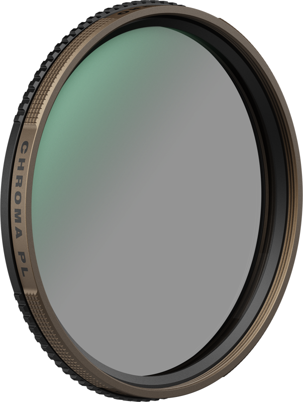 PolarPro 135 -sarjan Chroma CPL 67mm -pyöröpolarisaatiosuodin lähikuvassa näkyy sen pyöreä muoto, metallinen pronssinen harjattu reuna, jossa on merkintä CHROMA PL, ja sävytetty, hieman heijastava lasipinta.