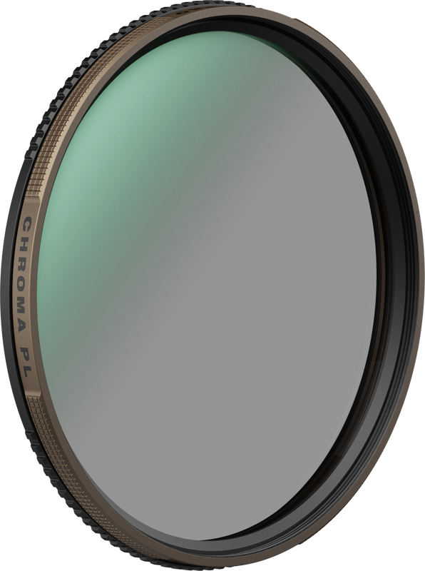 PolarPro 135-sarjan Chroma CPL-suodin 82mm -pyöröpolarisaatiosuodin on pyöreä kameran objektiivisuodin, jossa on harjattu tumma metallireunus, CHROMA PL -merkintä ja hienovaraisesti vihertävä lasisävy, joka näkyy tavallisella valkoisella pohjalla.