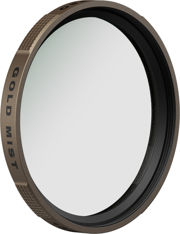 Lähikuva PolarPro 135 -sarjan Gold Mist -suodattimesta 49mm -diffuusiosuodin, jossa on kirkas linssi, jonka reunaan on kaiverrettu "GOLD MIST" ja joka on sijoitettu harjattuun, kullanväriseen metallikehykseen.