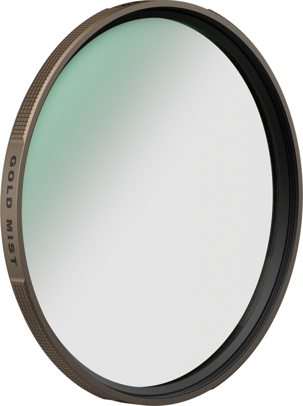 PolarPro 135 -sarjan Gold Mist -suodin 82mm -diffuusiosuodin on pyöreä kameran objektiivisuodin, jossa on metallinen, kuvioitu kahvareuna, jossa on merkintä GOLD MIST. Siinä on hienovarainen vihreä sävy, ja se on kuvassa tavallista valkoista taustaa vasten.