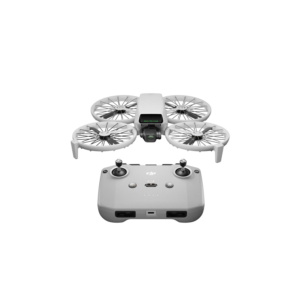 DJI Flip + RC-N3 ohjain -lennokki, kompakti harmaa kameralla varustettu nelikopteri, on kuvassa yhteensopivan harmaan kaukosäätimen kanssa, molemmat valkoisella pohjalla.