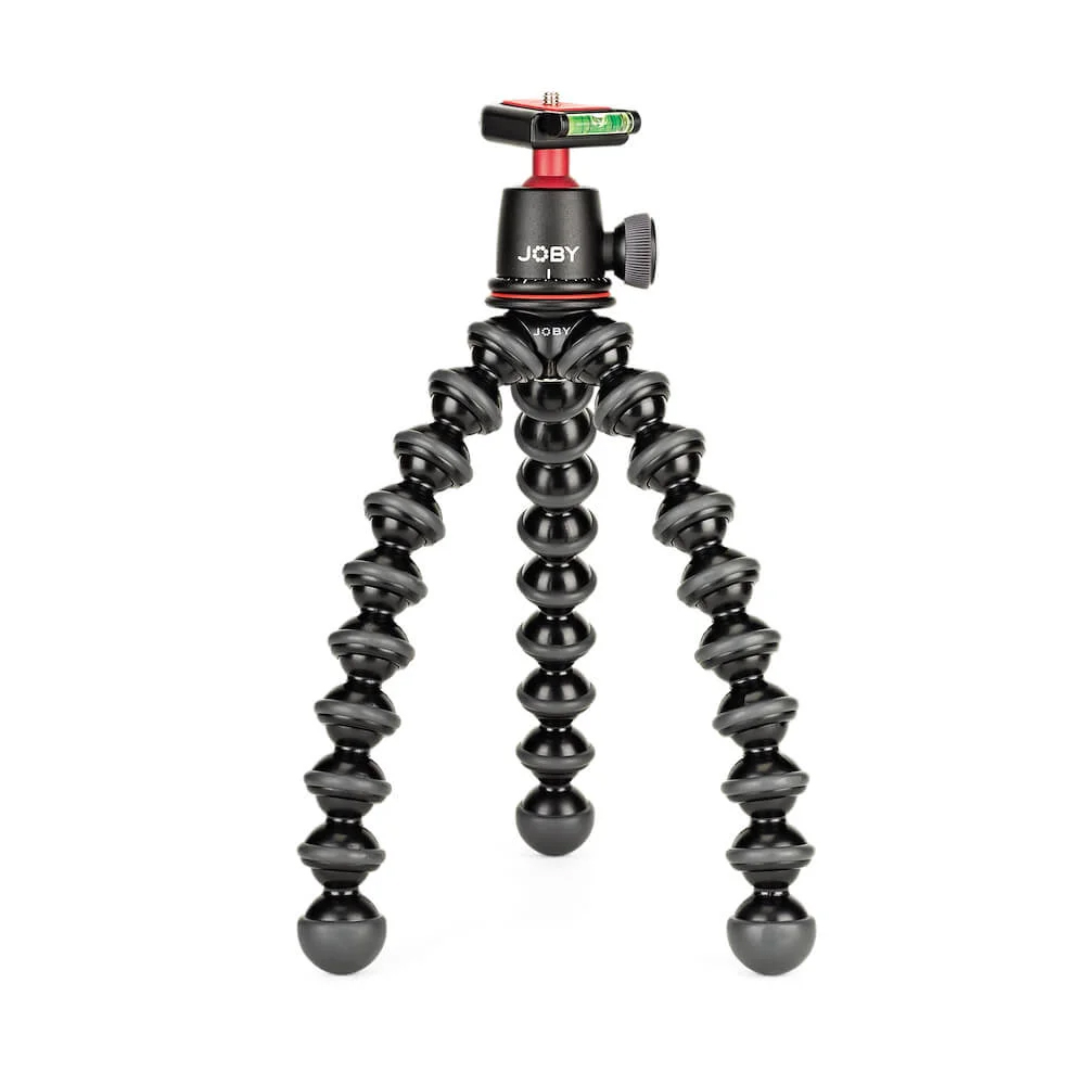 JOBY Tripodkit GorillaPod 3K II on musta ja punainen kolmijalka, jossa on joustavat, nivelletyt jalat, pyöreä jalusta ja punainen kiinnike, jossa on kuplavaa'an taso, ja joka sopii täydellisesti kameroille tai älypuhelimille.