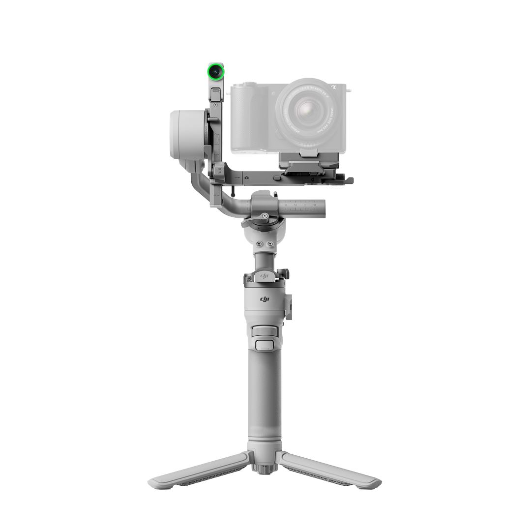 DJI RS 4 Mini Combo -gimbaali -käsikameranvakain on esitetty pystyasennossa kokoontaitettavan jalustan jaloillaan, ja siihen on kiinnitetty digitaalikamera valkoista taustaa vasten.