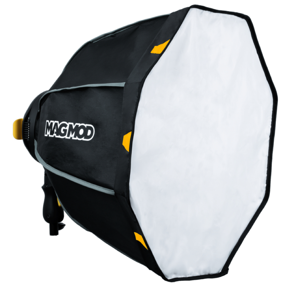 MagMod Magbox 24 Octa on musta kahdeksankulmainen softbox, jossa on valkoinen diffuusiopaneeli ja keltaiset aksentit, suunniteltu valokuvaukseen ja videokuvaukseen.