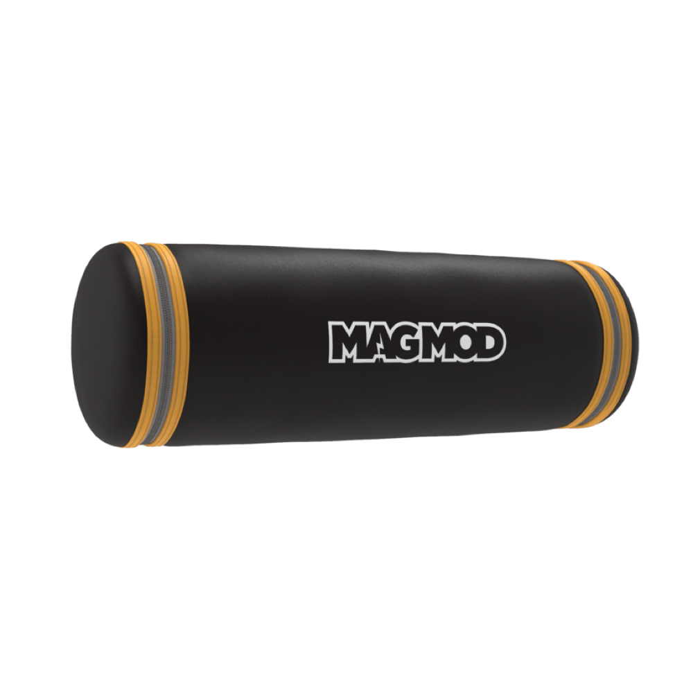 MagMod MagBox Small Case on lieriömäinen musta kotelo, jonka molemmissa päissä on oranssinkeltaiset nauhat ja jonka keskellä on painettu rohkeilla valkoisilla kirjaimilla "MAGMOD".