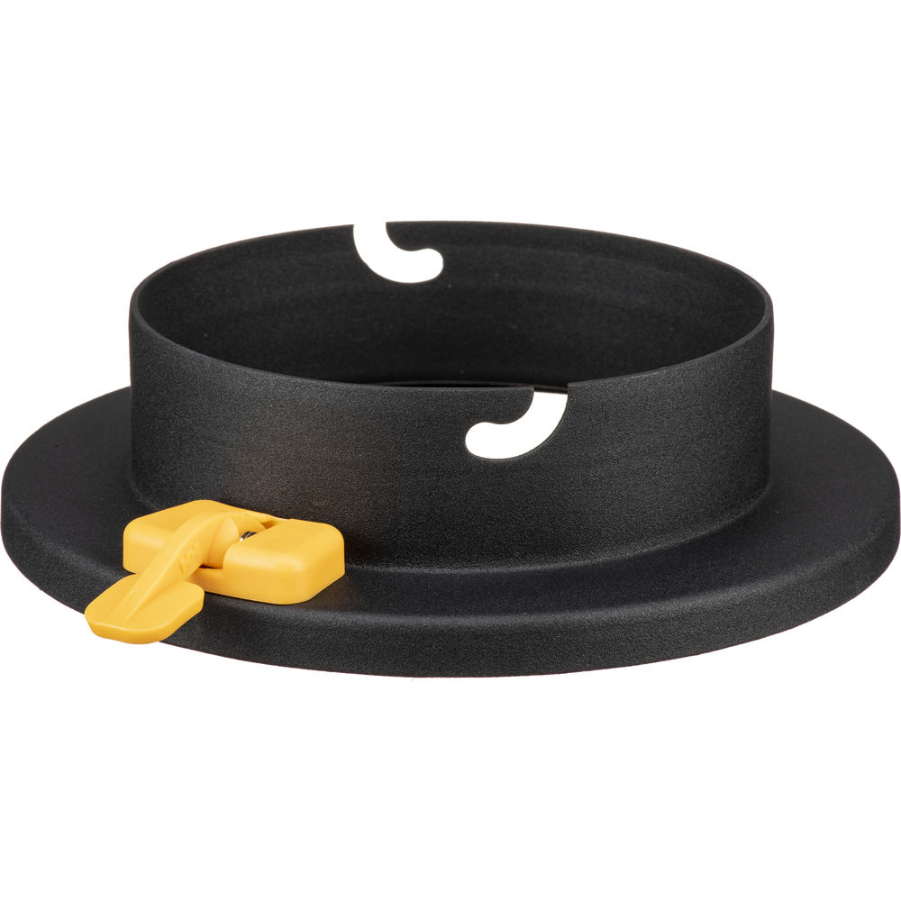 MagMod Speedring for Elinchrom on musta, pyöreä muovirengas, jossa on litteä pohja, kaksi sivupoikkeamaa ja pieni keltainen vipu.