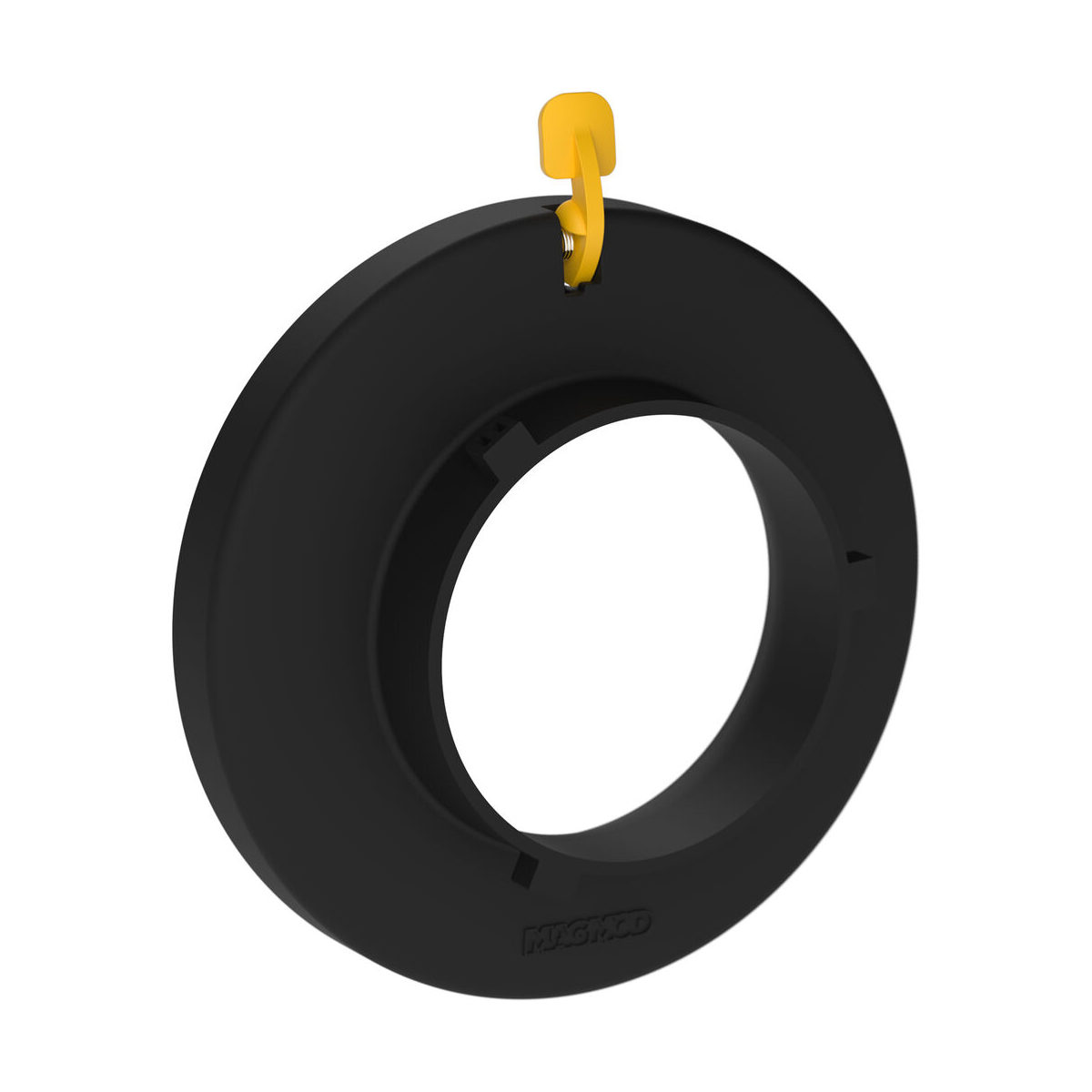 MagMod Speedring Pro for Bowens on musta pyöreä muovinen lisävaruste, jossa on suuri keskireikä ja pieni keltainen koukku yläosassa.