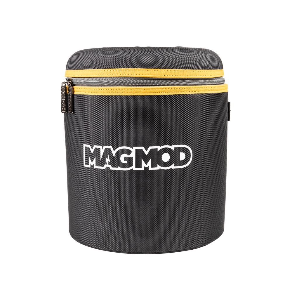 MagMod XL -kotelo on sylinterimäinen musta kotelo, jossa on keltainen vetoketju ja valkoisella "MAGMOD" etupuolella valkoisella pohjalla.