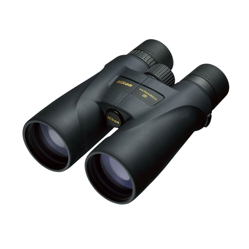Musta Nikon Monarch 5 20x56 -kiikari, jossa on kuvioidut kahvat, suuret objektiivit ja kultainen Nikonin tuotemerkki valkoisella pohjalla.