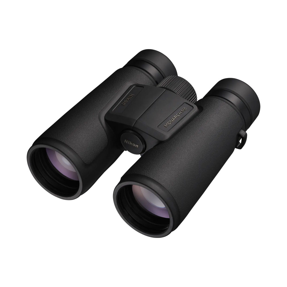 Nikon Monarch M5 8×42 -kiikari, jossa on kuvioidut kahvat ja kaksoislinssit, kuvattuna kulmassa valkoisella taustalla.