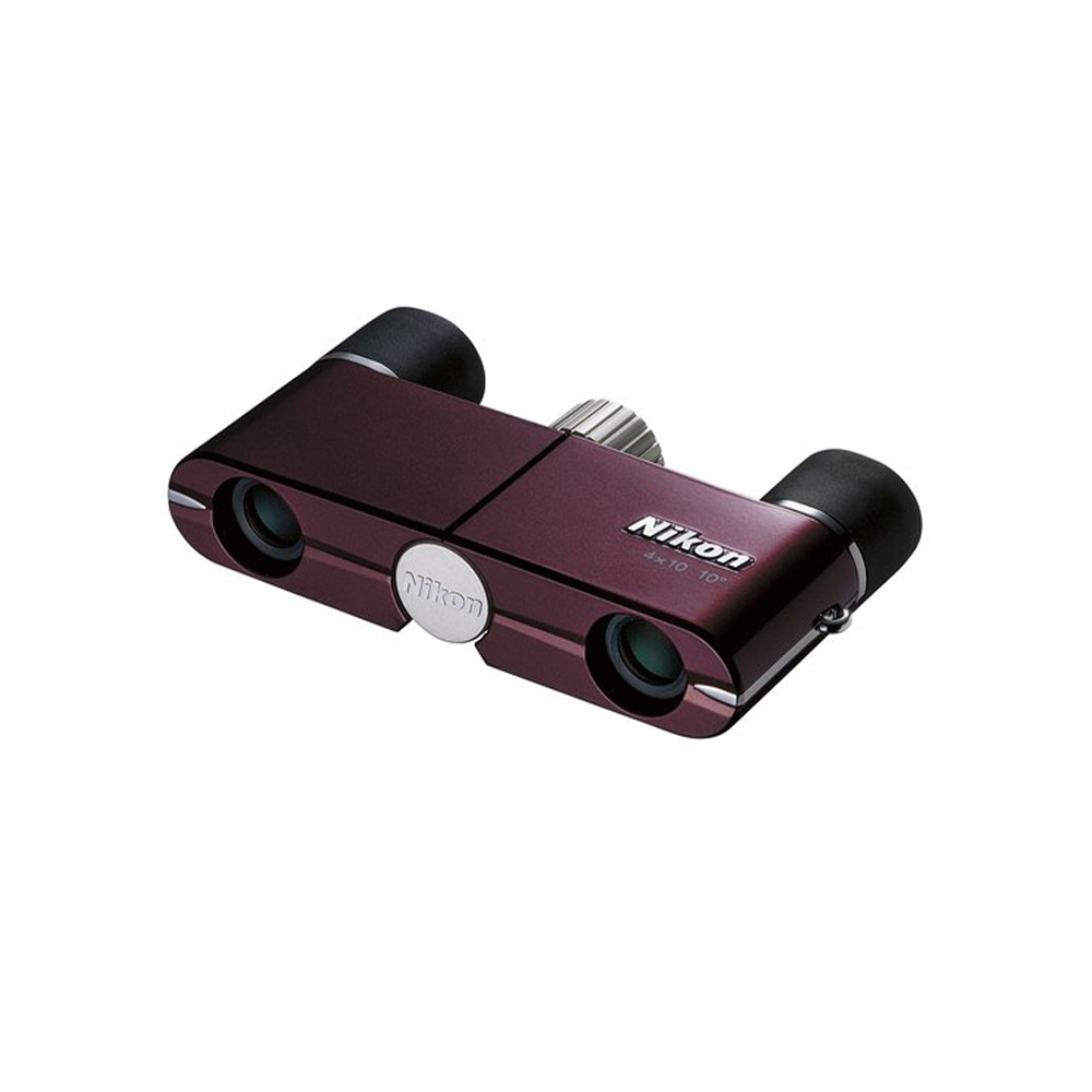 Nikon 4X10 DCF -kiikarissa viininpunaisella värillä on kompakti punaruskea muotoilu, mustat okulaarit ja hopeinen keskitarkennuksen nuppi valkoisella pohjalla.
