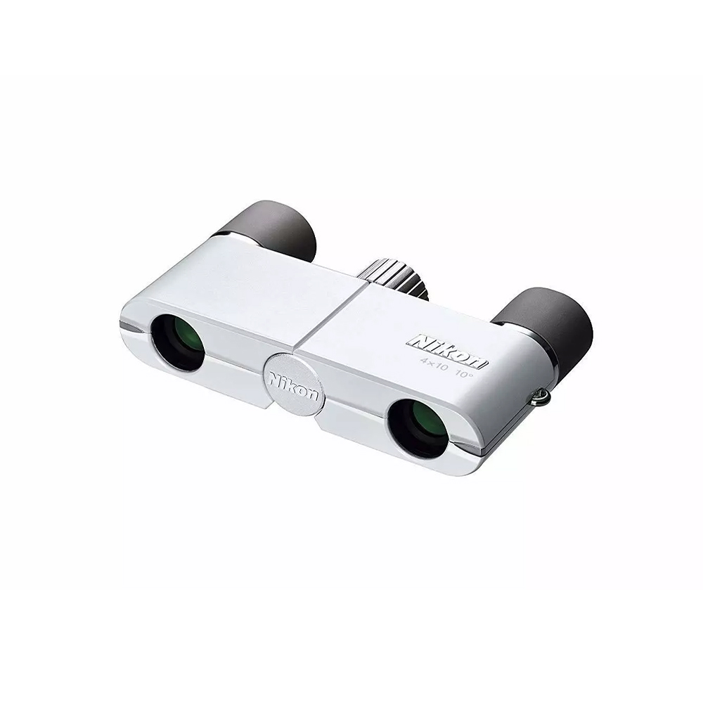 Nikon 4X10 DCF -kiikari, valkoinen on pienikokoinen valkoinen kiikari, jossa on mustat okulaarit ja vihreällä sävytetyt linssit, kuvattuna kulmassa valkoisella pohjalla.