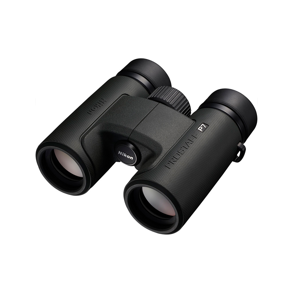 Mustassa Nikon Prostaff P7 10x30 -kiikarikiikarissa on kuvioitu kahva, keskitarkennuspyörä ja kaksi suurta okulaaria, jotka on sijoitettu oikealle valkoisella pohjalla.