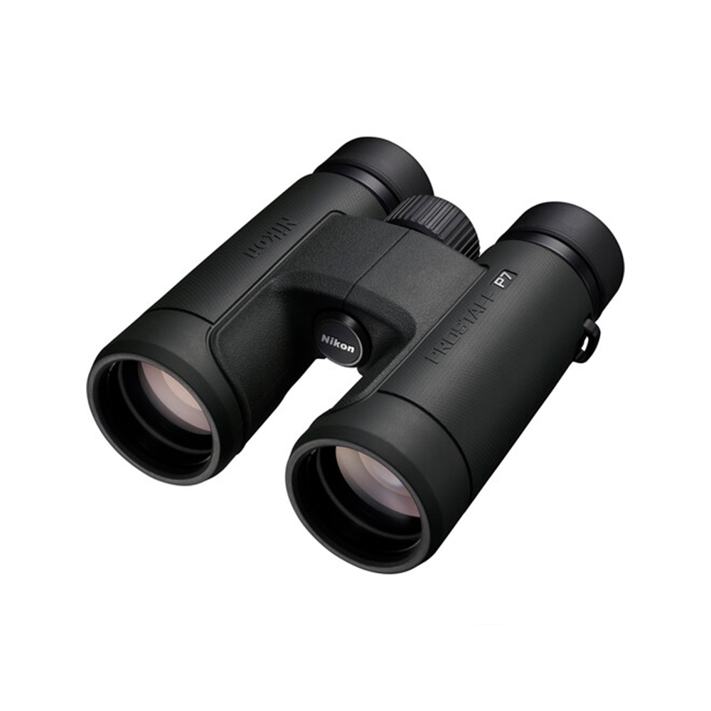 Nikon Prostaff P7 10x42 -kiikarissa on mustat kuvioidut kahvat, pyöreät okulaarit ja keskitarkennuspyörä valkoisella pohjalla.