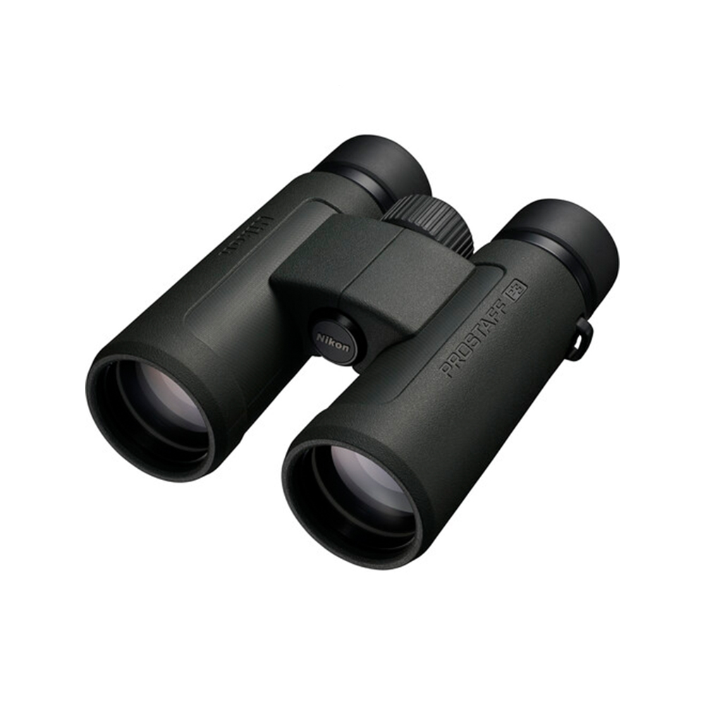 Musta Nikon Prostaff P3 10x42 -kiikarikiikari, jossa on kuvioitu kahva, keskitarkennuspyörä ja suuret objektiivilinssit valkoisella pohjalla.