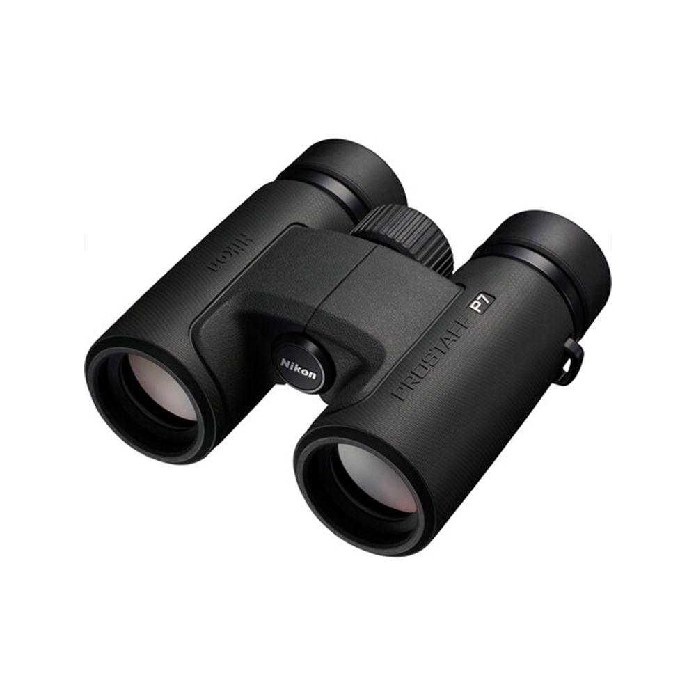 Nikon Prostaff P7 8x30 -kiikari, musta kiikari, jossa on kuvioidut kahvat ja keskitarkennuspyörä, on esillä valkoisella pohjalla.