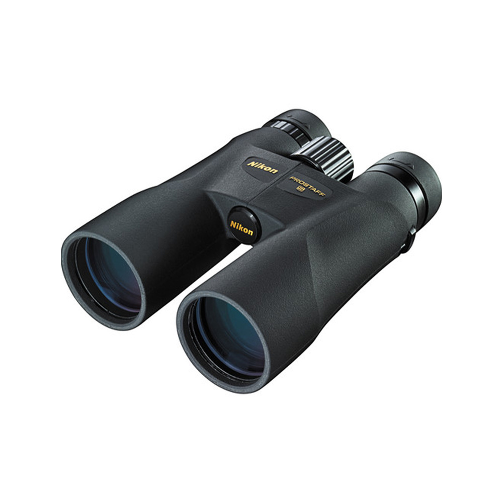 Nikon Prostaff 5 12x50 -kiikari on musta kiikari, jossa on kuvioitu kahva, näkyvä Nikonin logo, suuret objektiivilinssit ja keskitarkennuspyörä, kuvassa valkoista taustaa vasten.