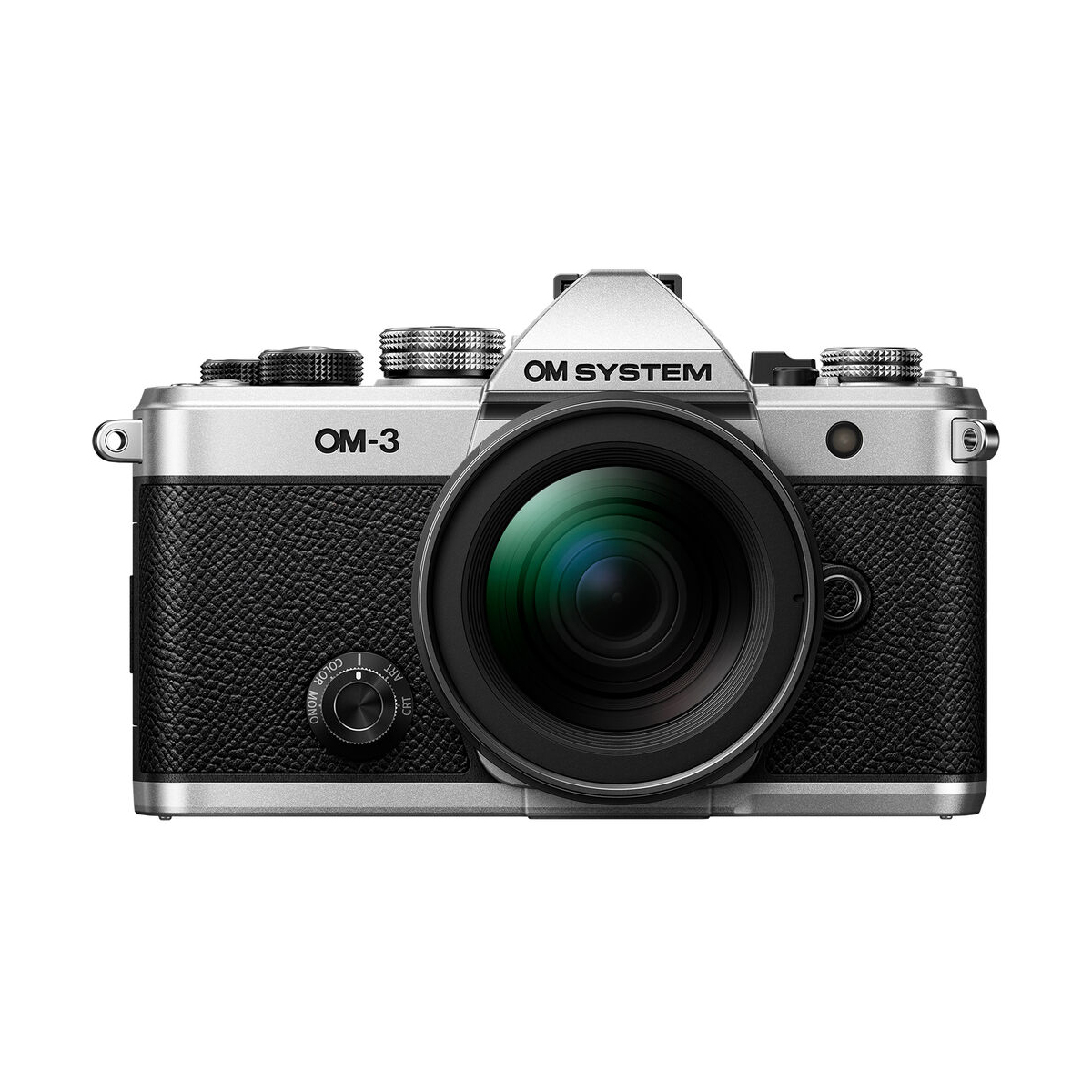 om-3_12-45mm_03 Hopean ja mustan värisen OM System OM-3 + 12-45mm f/4 Pro -kameran etukuva, jossa on suuri objektiivi, yksityiskohtaiset painikkeet, valitsimet ja kuvioitu kahva, eristettynä valkoiselle taustalle.
