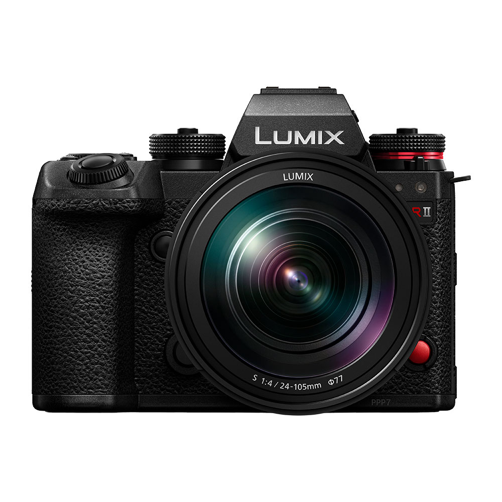 Musta Panasonic Lumix S1R II -peilitön kamera, jossa on Lumix S 24-105mm f/4 -objektiivi, edestä katsottuna, jossa näkyy selvästi tuotemerkki ja objektiivin tiedot.