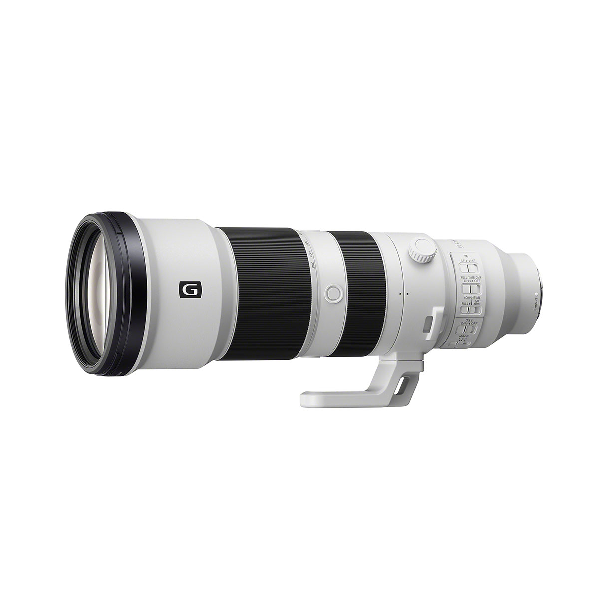 Sony FE 400-800mm F6.3-8 G OSS -objektiivi on suuri, valkoinen teleobjektiivi, jossa on jalustakiinnitys ja useita säätökytkimiä, jotka näkyvät valkoisella taustalla.
