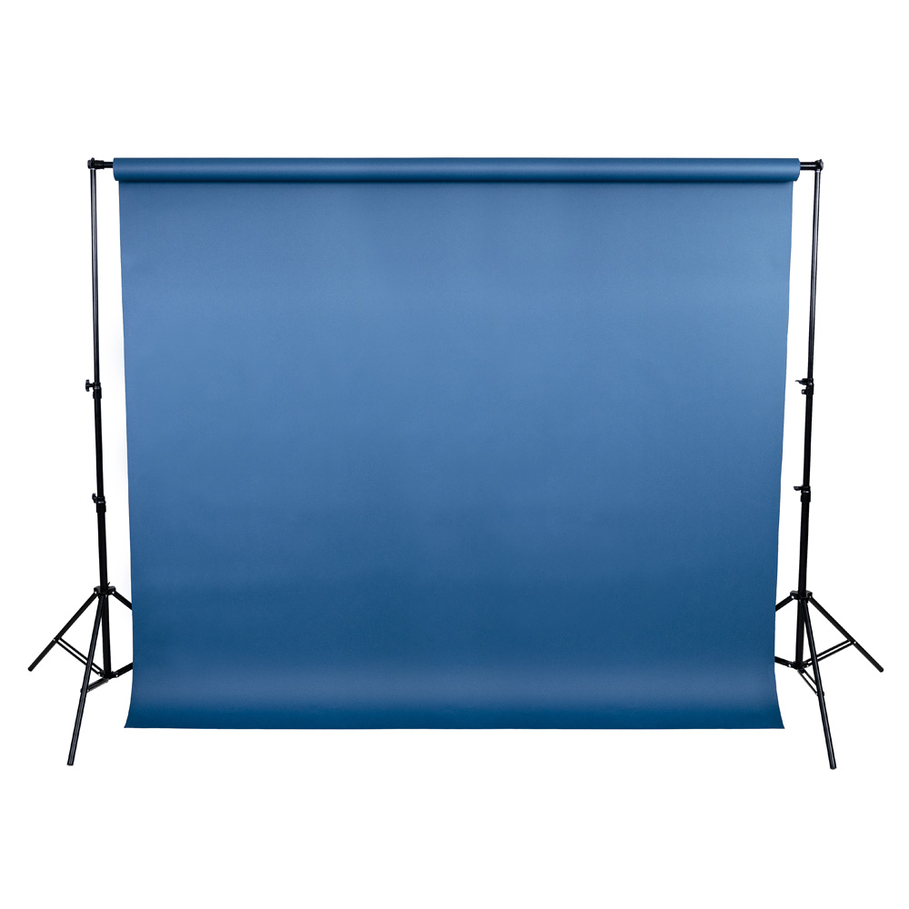 Caruba LS 4 Heavy Duty Background Kit Pro (3 x 3 m) sisältää yksinkertaisen sinisen taustan, joka on asennettu jalustalle, jossa on kaksi mustaa kolmijalkaista tukea, ihanteellinen studiokuvaukseen.