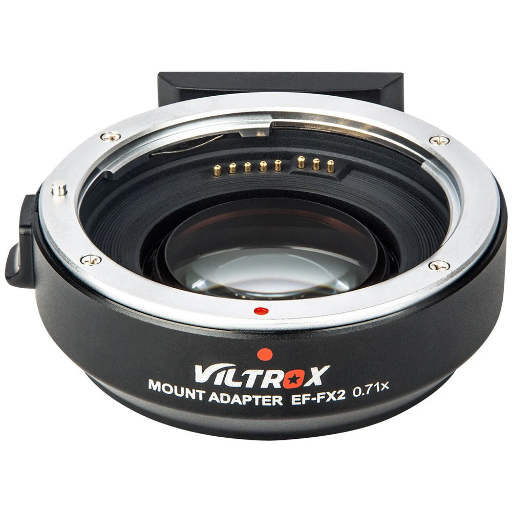 Lähikuva Viltrox EF-FX2 PRO -kiinnityssovittimesta, jossa korostuvat sen metallinen objektiivikiinnitys, elektroniset kontaktit ja tuotemerkin musta ulkopinta.