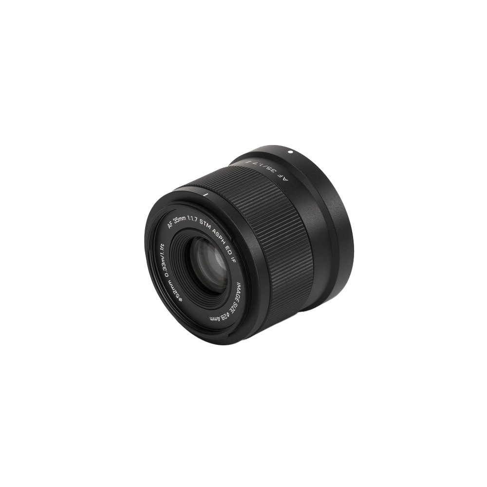Viltrox AF 35mm F/1.7 -objektiivi Nikon Z:lle on esitetty valkoisella pohjalla, ja se on taivutettu niin, että sekä etulasin elementti että sivutiedot näkyvät, ja sen tekniset tiedot on painettu valkoisella tekstillä mustaan objektiivin runkoon.