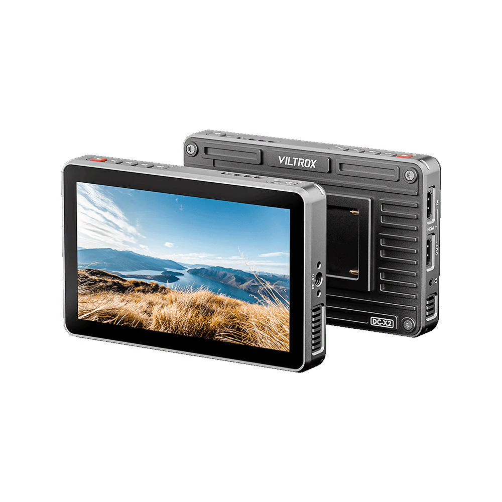 Kaksi Viltrox DC-X2 6-tuumaista kosketusnäytöllistä HD-monitoria näytetään; toisessa näkyy vuoristomaisema, jossa on ruohoa sinisen taivaan alla, kun taas toisessa näytössä näkyy takaosa, jossa on portit ja tuotemerkit valkoisella pohjalla.