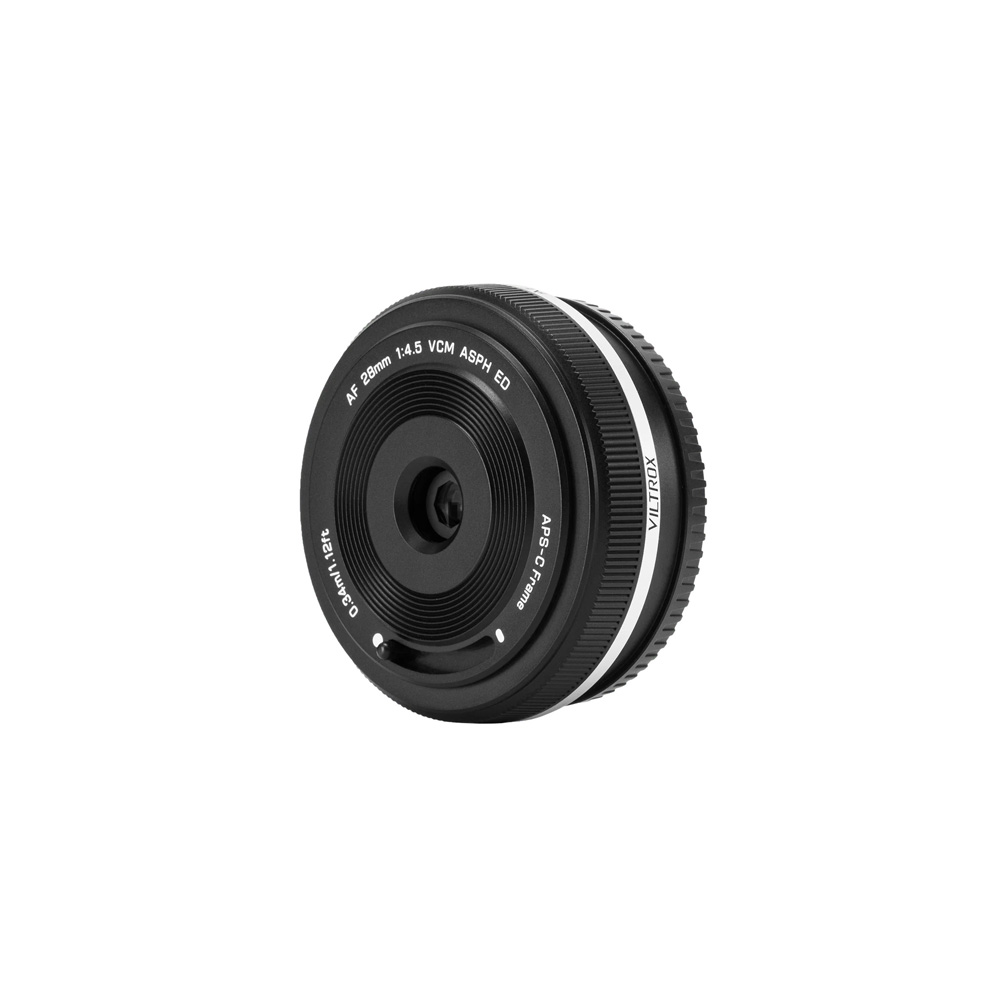 Viltrox AF 28mm f/4.5 -objektiivi, Fuji X on musta, kompakti, pyöreä objektiivi, jossa on valkoinen speksejä kuvaava teksti, harjakuvioinen tarkennusrengas ja AF 28mm 1:4.5 VCM ASPH ED -merkintä, kuvassa eristettynä valkoisella pohjalla.