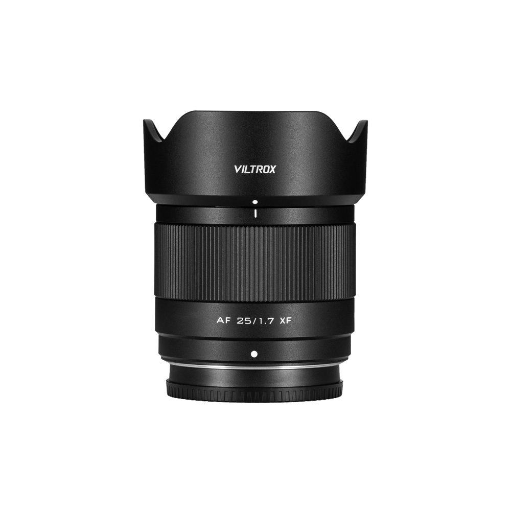 Viltrox AF 25mm F/1.7 -objektiivi, Fuji X, kuvassa vastavalosuoja ja teksti "AF 25/1.7 XF" tynnyrissä valkoista taustaa vasten.