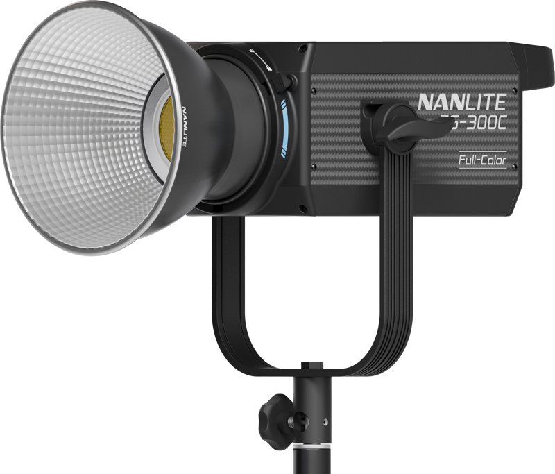 Suurella hopeisella heijastimella varustettu Nanlite FS-300C LED RGBW -valaisin on asennettu mustaan tukikannattimeen tavallista taustaa vasten, ja sen sivusäätimet ja tuotemerkki ovat näkyvissä.
