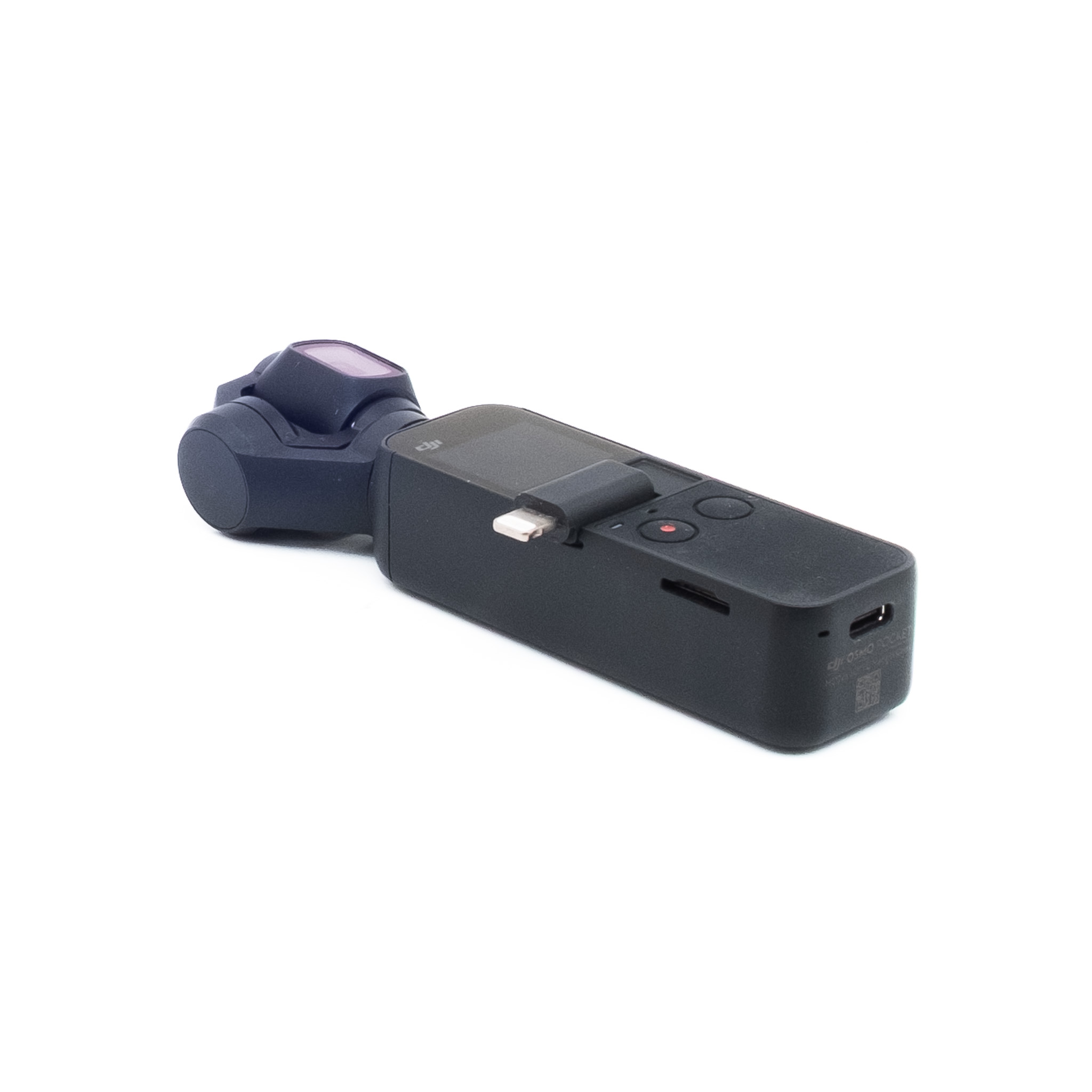 DJI Osmo Pocket - Käytetty on pienikokoinen musta käsikäyttöinen gimbaalikamera, jossa on pieni näyttö, ohjauspainikkeet, USB-C-portti ja sisäänrakennettu vakain, kuvassa valkoisella pohjalla.