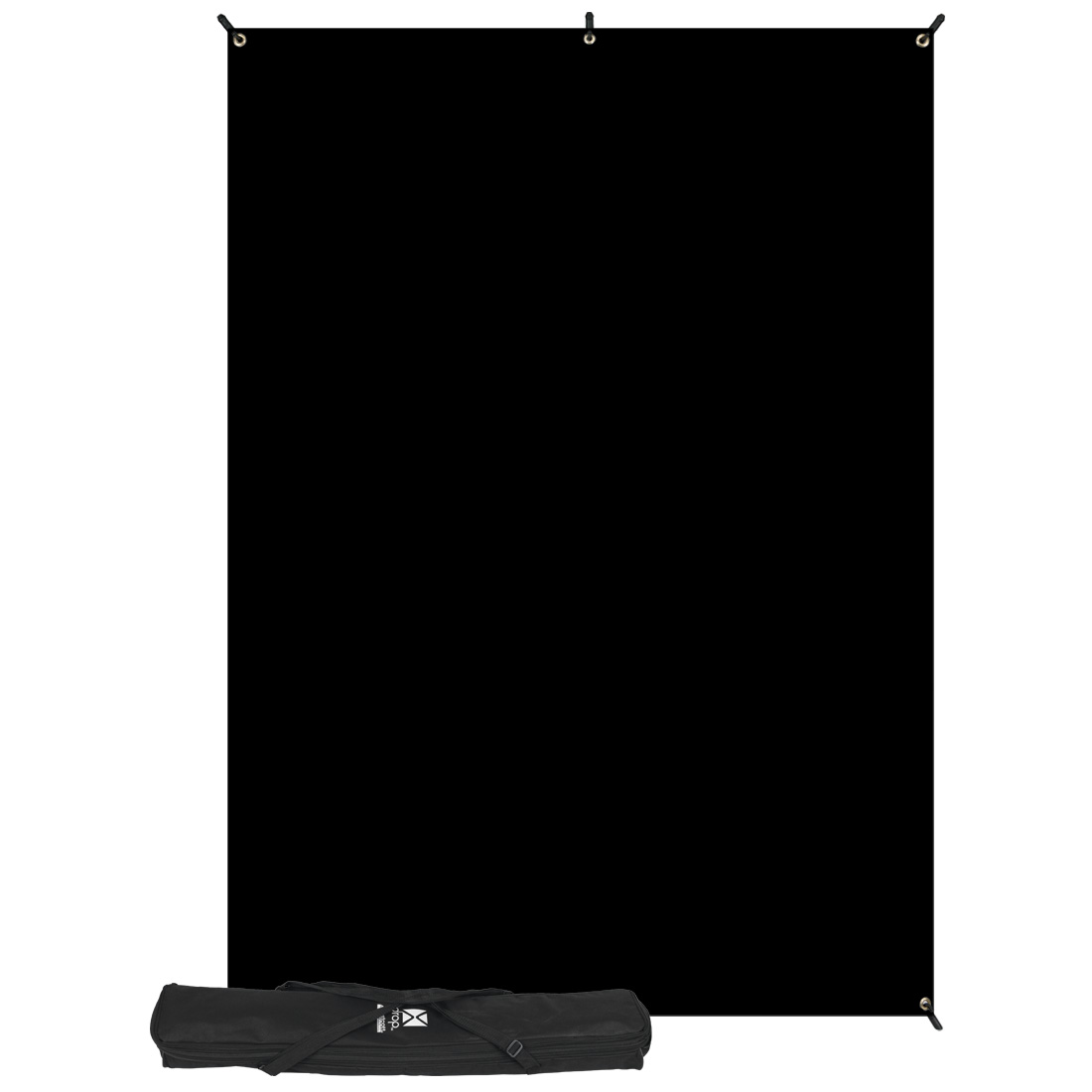 Westcott X Drop Wrinkle-Resistant Backdrop Kit - Black (152 x 213 cm) on kuvassa ripustettuna kulmahihnojen avulla, ja sen musta kuljetuslaukku on sijoitettu vaakasuoraan alle. Asetelma on esillä valkoista taustaa vasten.