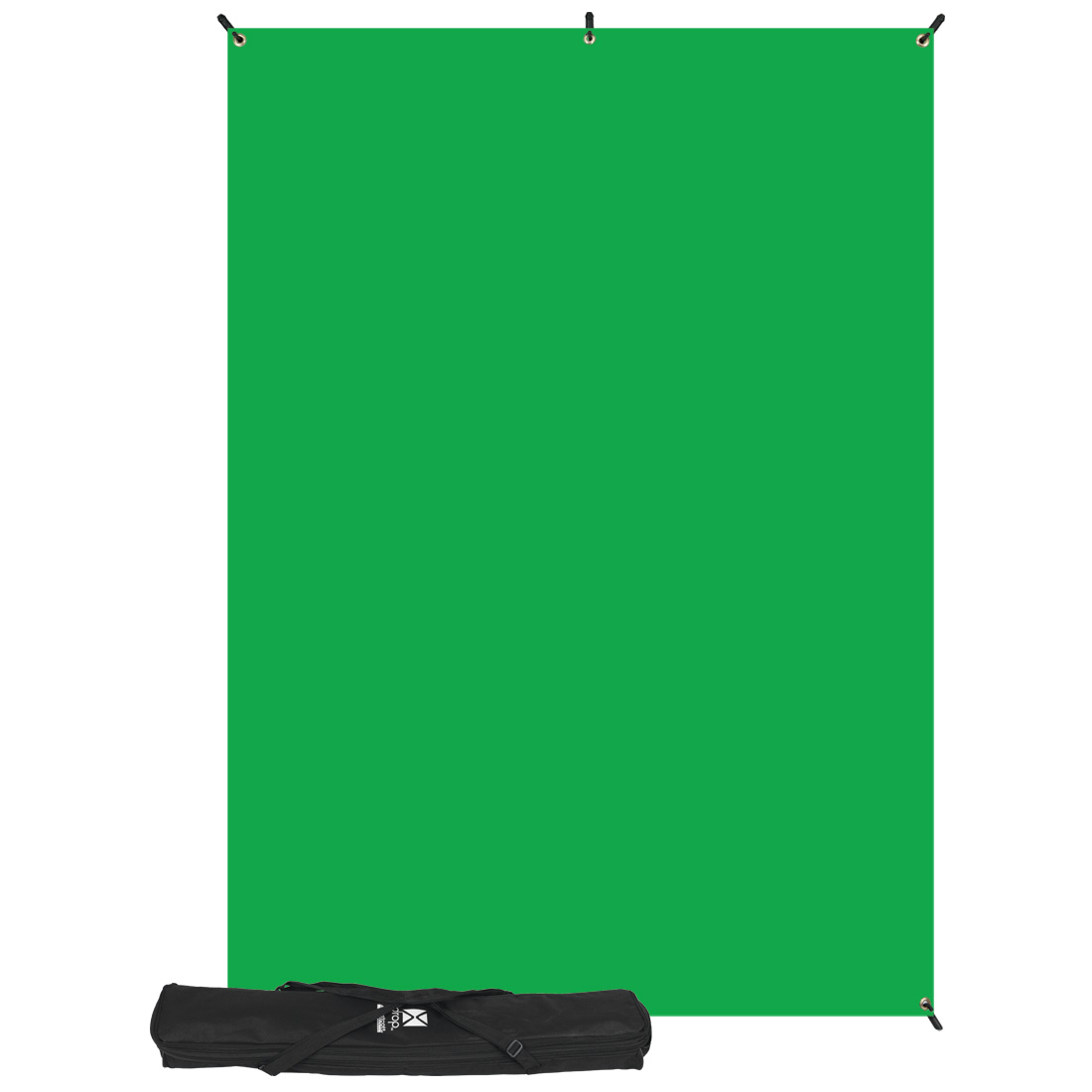Westcott X Drop Wrinkle-Resistant Backdrop Kit - Green Screen (152 x 213 cm) ripustetaan pystysuoraan kulmakiinnikkeillä, ja sen musta kuljetuslaukku asetetaan lattialle sen alle.
