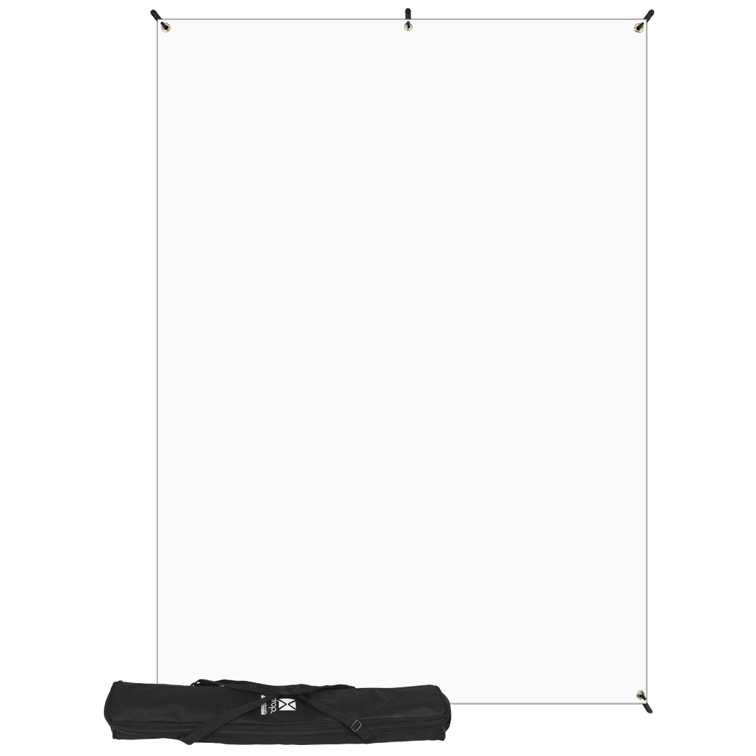 Westcott X Drop Wrinkle-Resistant Backdrop Kit, valkoinen (152 x 213 cm), asetetaan paikalleen kulmat kiinnitettyinä ja taustan eteen asetetaan musta kantolaukku.