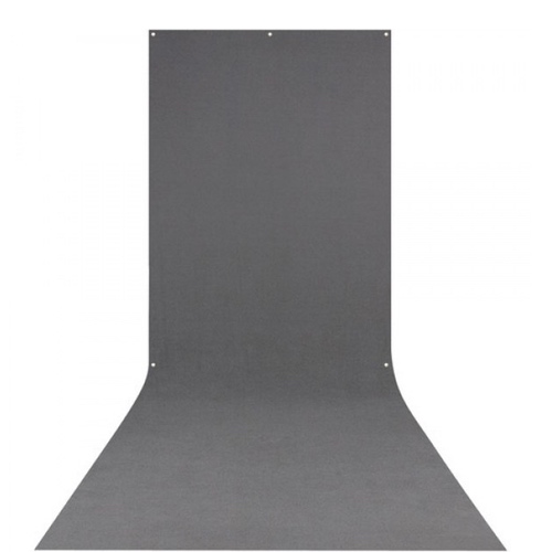 Westcott X Drop Wrinkle Resistant Backdrop - Neutral Gray Sweep (152 x 366 cm) -taustakuvassa on sileä, kiinteä harmaa pinta, joka ulottuu pystysuoraan ja kaartuu lattialle, ja siinä on pienet yläreunan reiät helppoa ripustamista varten.