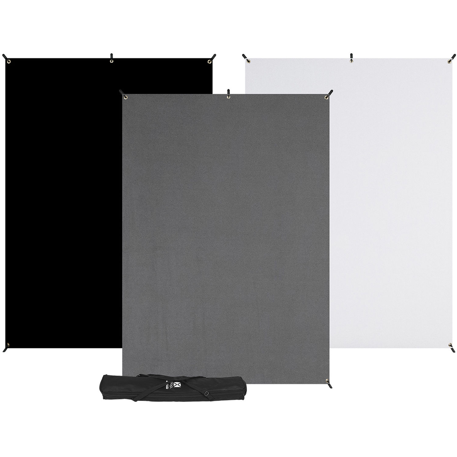 Westcott X Drop 3-Pack Backdrop Kit (152 x 213 cm) sisältää suuret suorakaiteen muotoiset mustat, harmaat ja valkoiset kangastaustat, jotka ovat vierekkäin ja joiden edessä on musta kantolaukku valkoisella pohjalla.