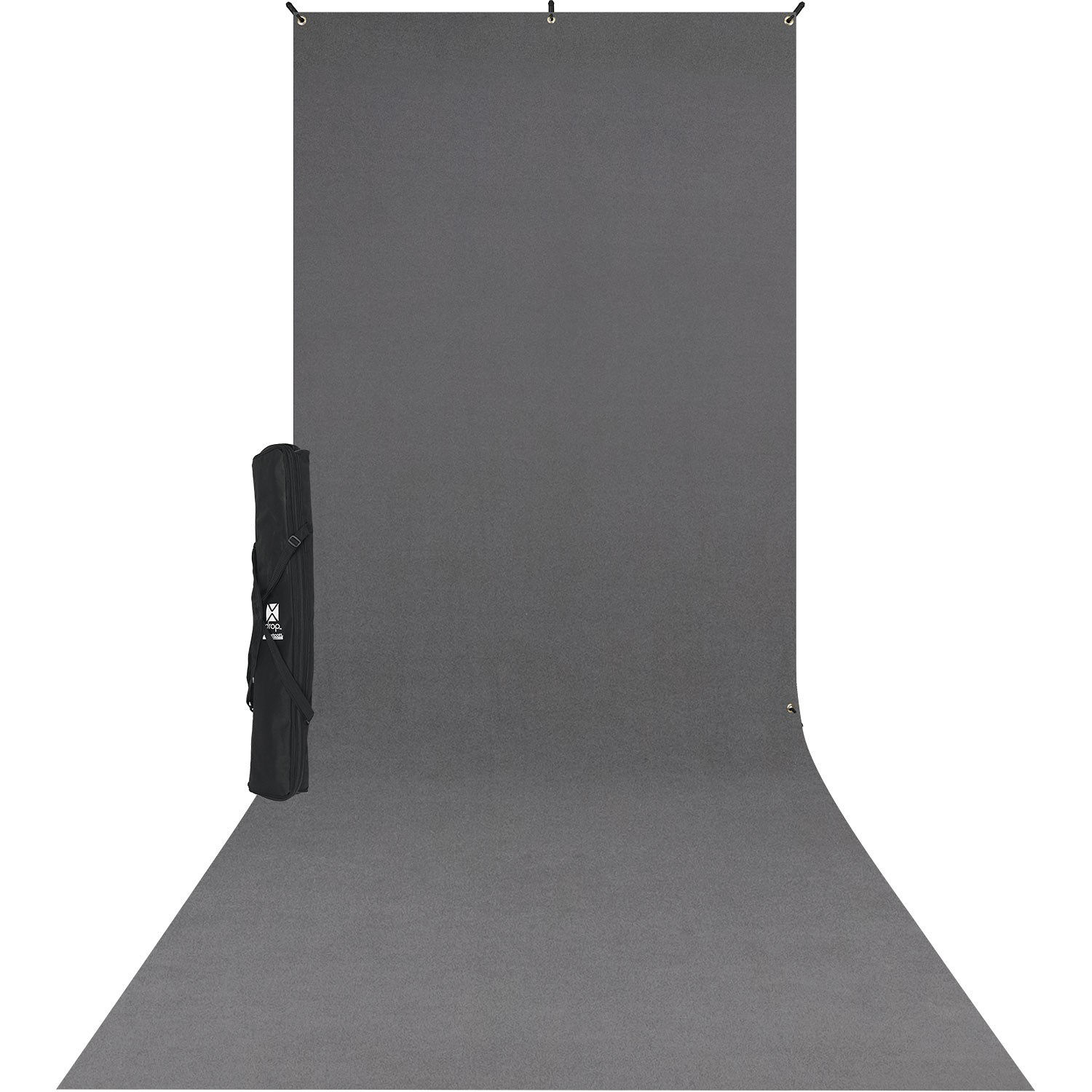 Westcott X Drop Wrinkle Resistant Backdrop Kit, neutraali harmaa (1,5 m x 3,7 m) näkyy ulottuvan seinältä lattialle, ja sen musta kantolaukku, jossa on olkahihna, on sijoitettu taustan vasemmalle puolelle.