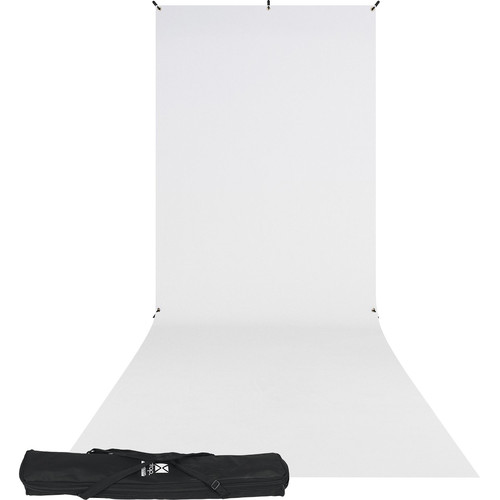 Westcott X Drop Wrinkle Resistant Backdrop Kit - High Key White Sweep (1,5 m x 3,7 m) ulottuu seinästä lattiaan, ja edessä on musta kantolaukku.