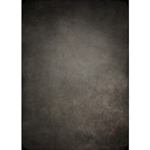 Joel Grimesin suunnittelemassa Westcott X Drop Lightweight Canvas Harley Backdrop -taustassa (1,52 x 2,13 m) on teksturoitu tummanharmaa kuvio, jossa on hienovaraisia varjostusvaihteluita ja ahdistuneita reunoja, jotka häipyvät vaaleampaan keskiosaan.