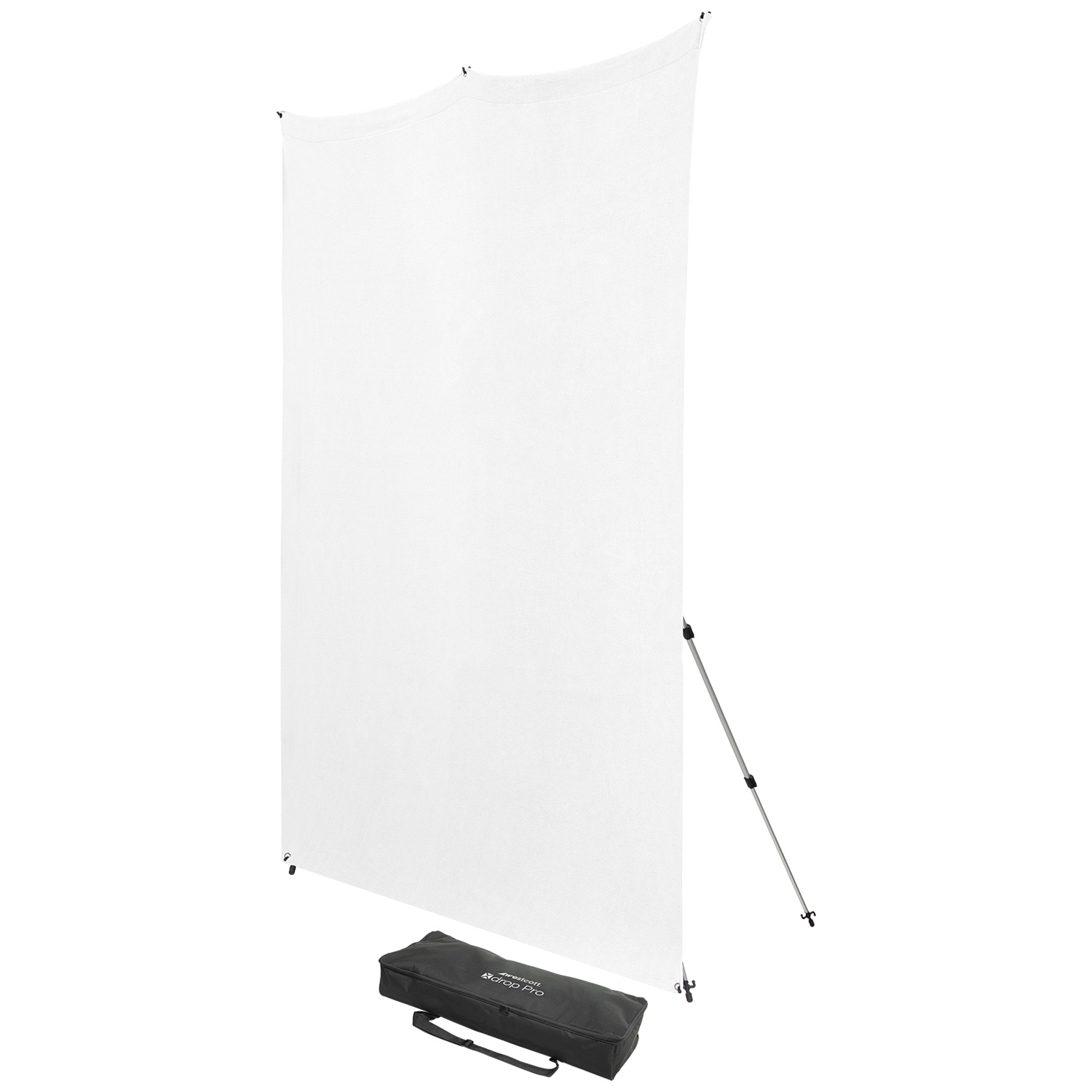 Westcott X-Drop Pro Wrinkle-Resistant Backdrop Kit High Key White sisältää suuren valkoisen kankaisen taustan, joka on tuettu kahdella säädettävällä jalustalla ja sisältää suorakulmaisen mustan kantolaukun, jossa on kahvat. Tausta on pelkkä valkoinen.