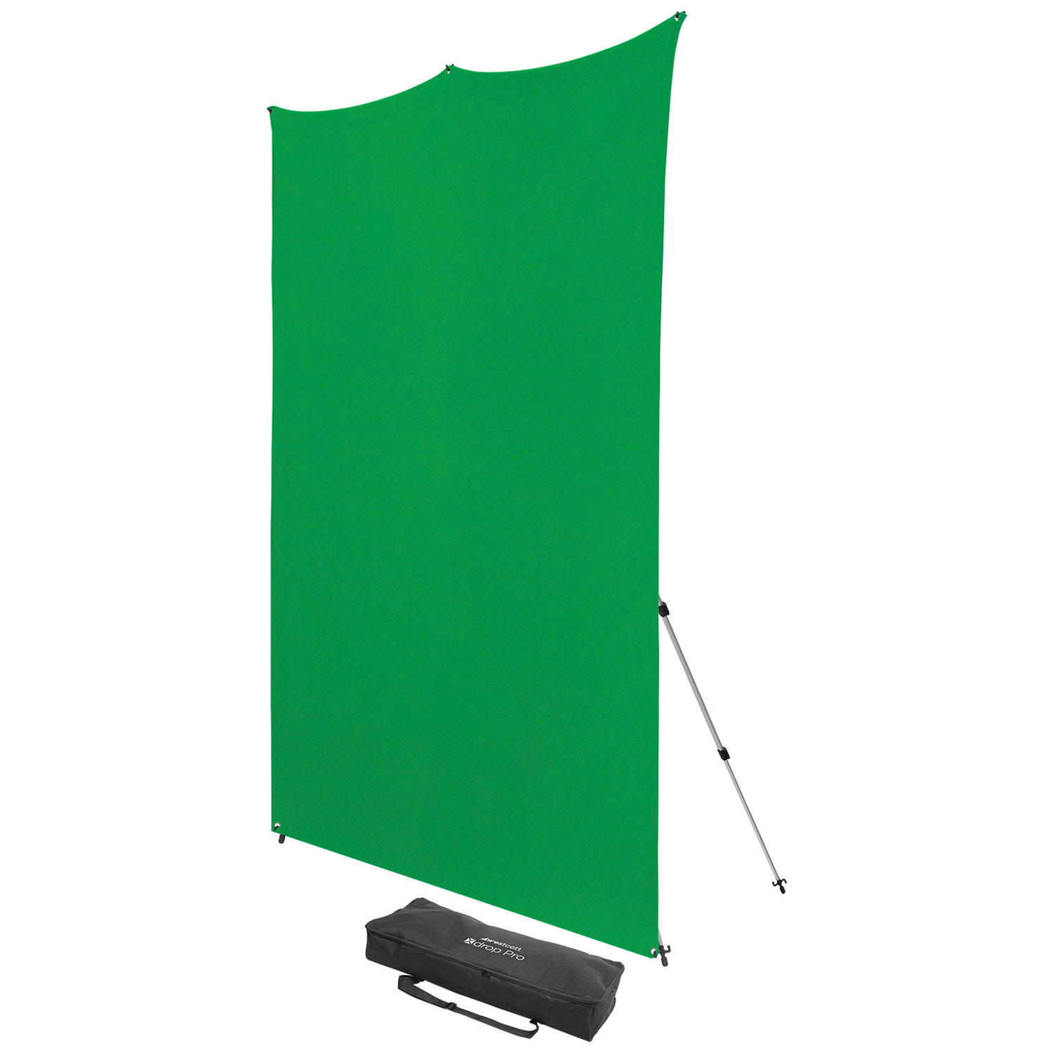 Westcott X Drop Pro Wrinkle-Resistant Backdrop Kit - Chroma Key Green Screen (243 x 243 cm) seisoo pystyasennossa metallirungollaan, jossa on tukijalusta, ja musta kantolaukku asetetaan vihreän taustan eteen.