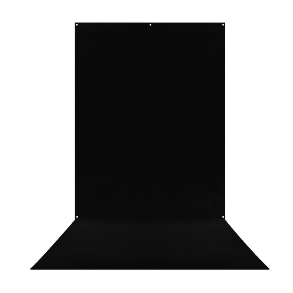 Westcott X Drop Wrinkle Resistant Backdrop - Rich Black Sweep (152 x 366 cm) -taustakuvassa on kiinteä musta pinta, jossa on hienovarainen rypytys osien liitoskohdassa, mikä tarjoaa saumattoman, ammattimaisen taustan, joka sopii erinomaisesti valokuvausstudioihin.