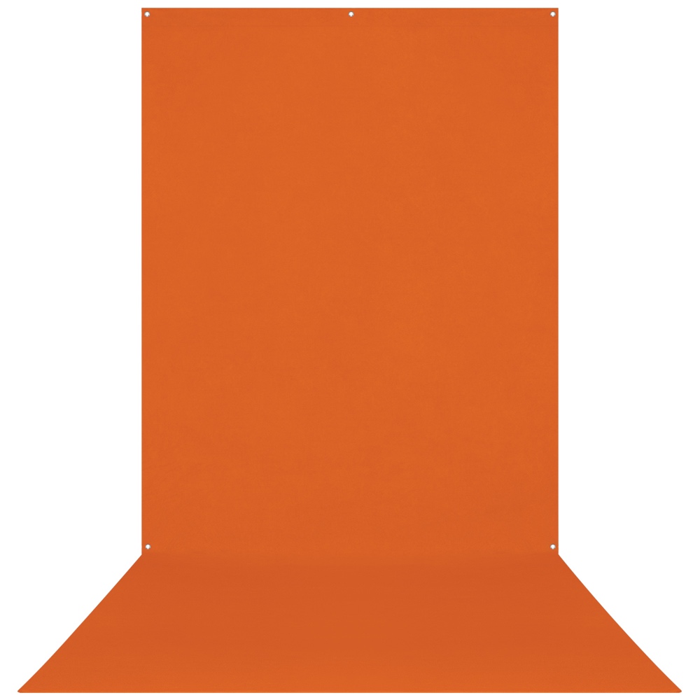 Westcott X Drop Wrinkle Resistant Backdrop - Tiger Orange Sweep (152 x 366 cm) -taustakuvassa on saumaton, kiinteä oranssi muotoilu, jossa on pehmeä pystysuora ja vaakasuora siirtymä ja pienet reiät yläreunassa helppoa kiinnitystä varten.