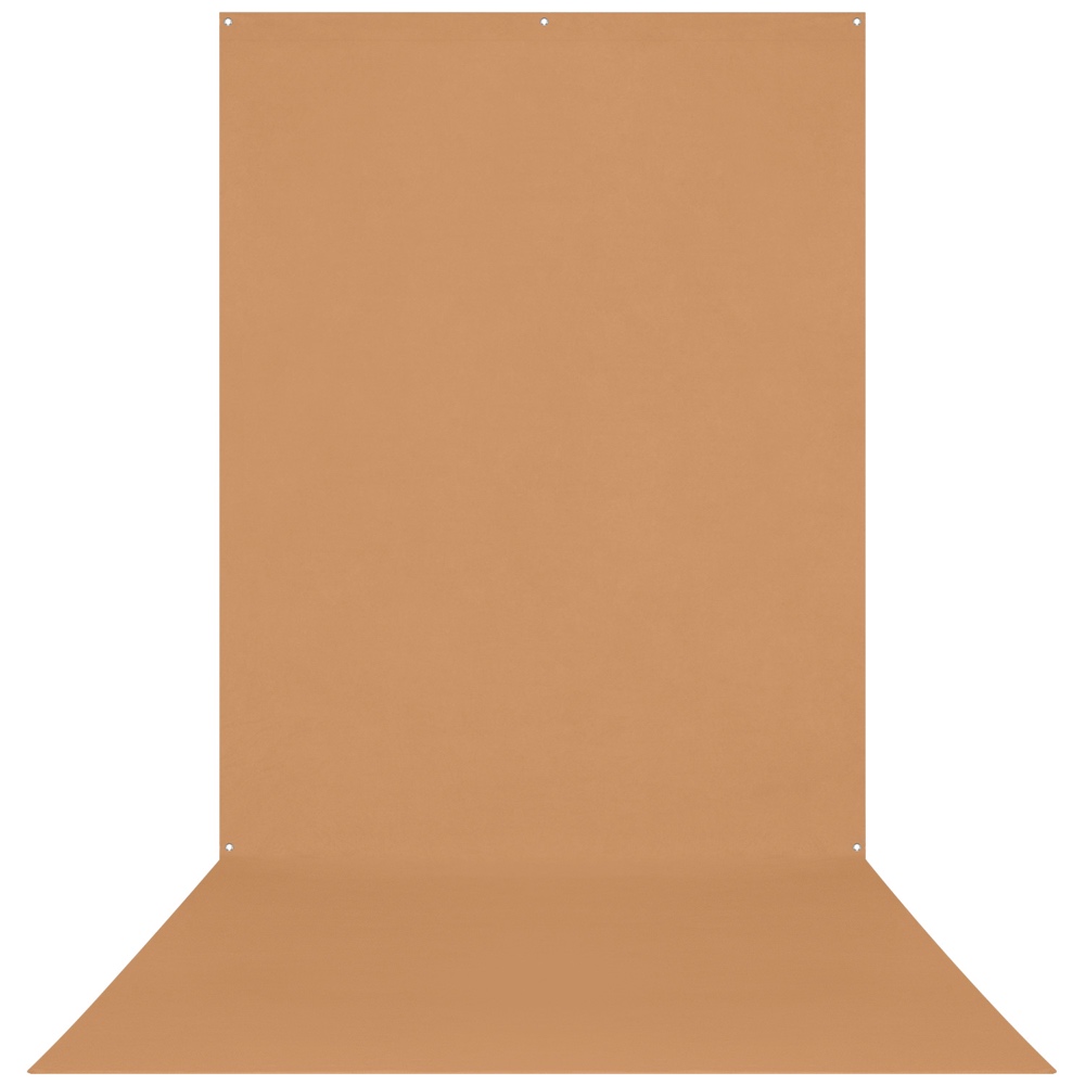 Westcott X Drop Wrinkle Resistant Backdrop - Brown Sugar Sweep (152 x 366 cm) roikkuu pystysuorassa, ja osa siitä ulottuu lattialle, mikä takaa pehmeän ja saumattoman siirtymän, joka on ihanteellinen valokuvaukseen.