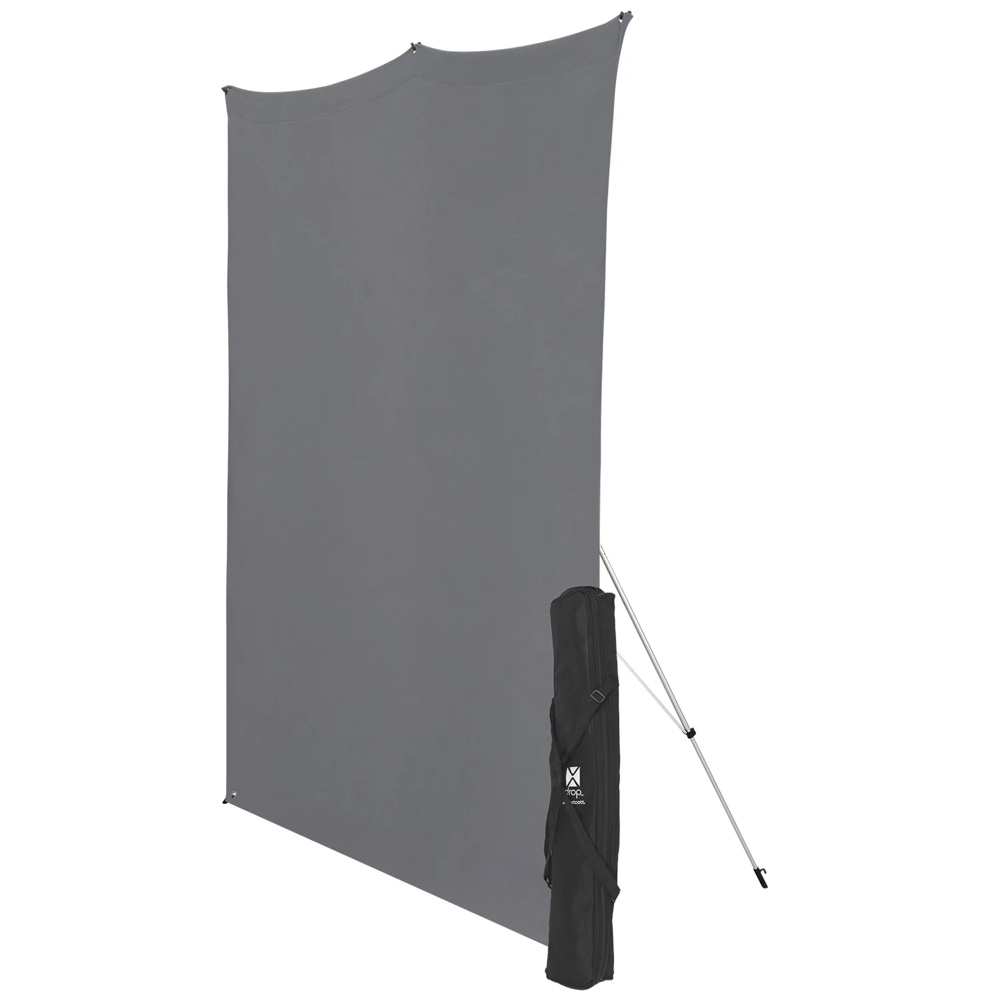 Westcott X Drop Wrinkle-Resistant Backdrop Kit Grey (152 x 213 cm) on esitetty pystyssä metallirungossa, jossa on tukipylväät, ja musta kantolaukku nojaa jalustaan. Tausta on pelkkä valkoinen.