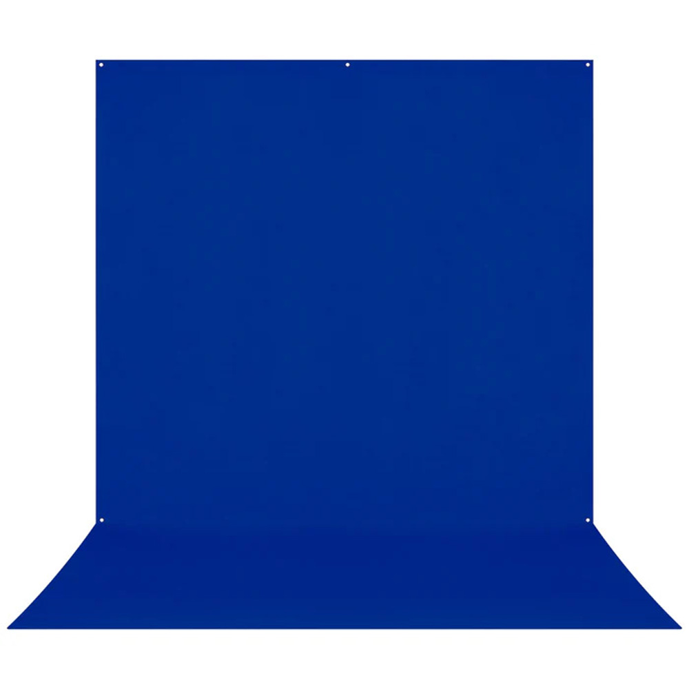 Westcott X Drop Pro Wrinkle-Resistant Backdrop Chroma Key Blue Sweep -taustakuvassa (2,4 x 4 m) on saumaton kaari seinästä lattiaan valokuvausta varten.